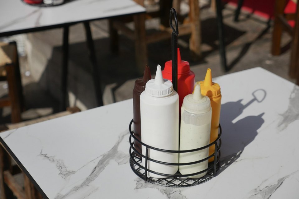 Επαναχρησιμοποιούμενα πλαστικά δοχεία / Φωτογραφία: Shutterstock