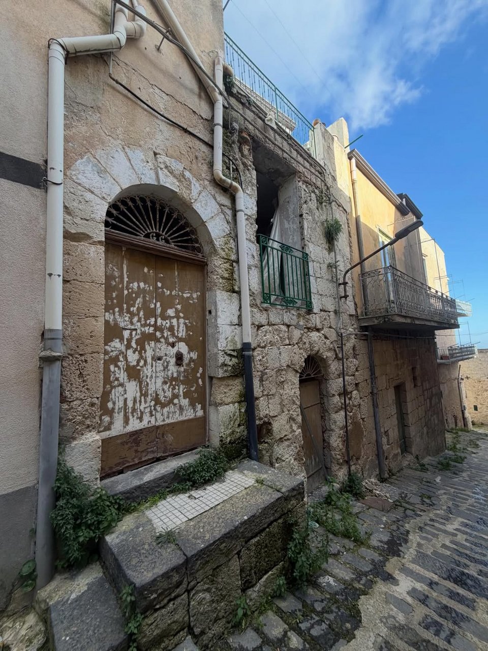 Το πρώτο σπίτι που αγόρασε στο Μουσομέλι της Σικελίας