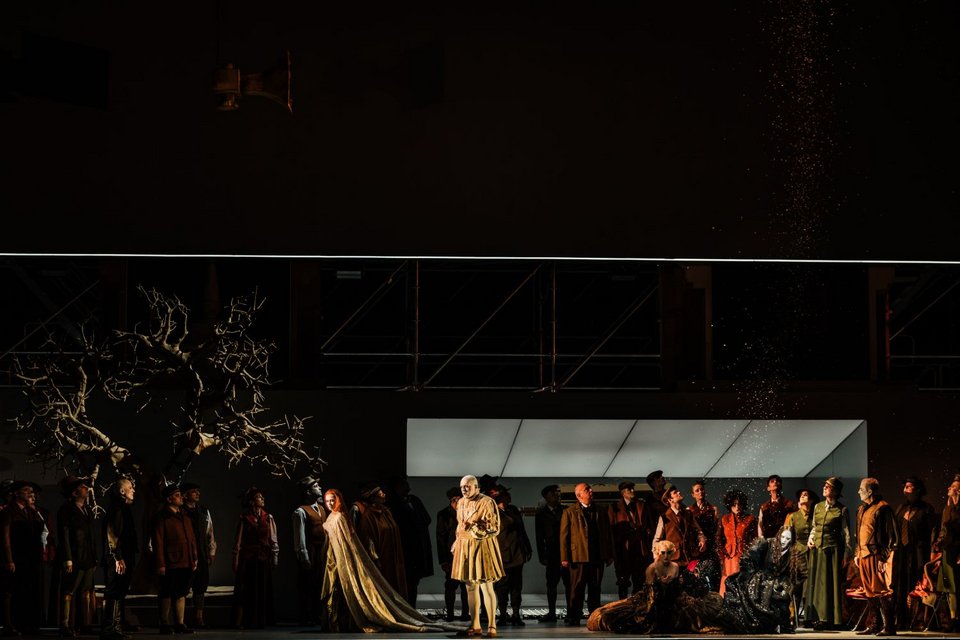 Σκηνικό και κοστούμια μεταλλάσσονται μπροστά στα μάτια των θεατών