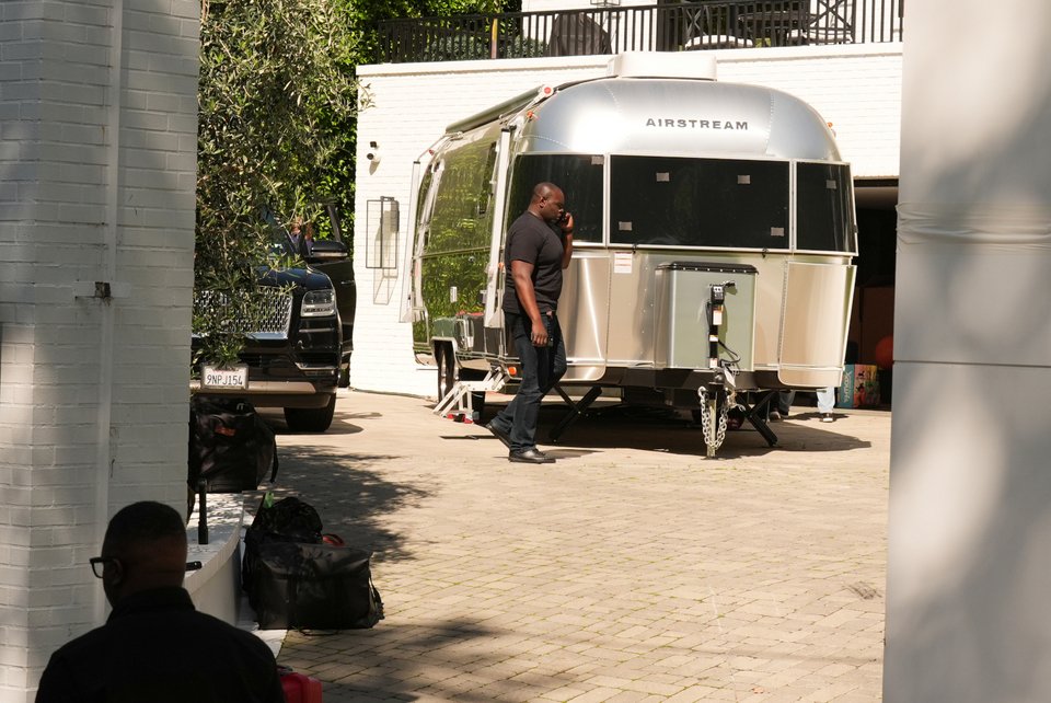 Το τροχόσπιτο όπου βρισκόταν η Ριάνα και ο σύντροφός της 