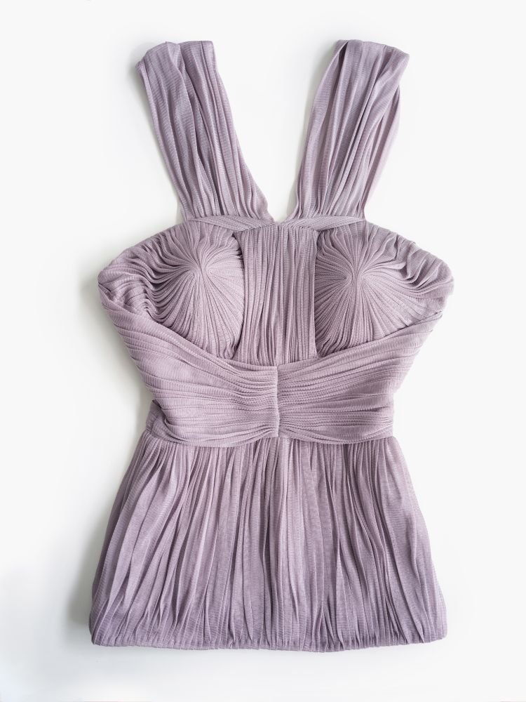 Οι αρχαιοελληνικές πτυχώσεις στα ρούχα της Σοφίας Κοκοσαλάκη 