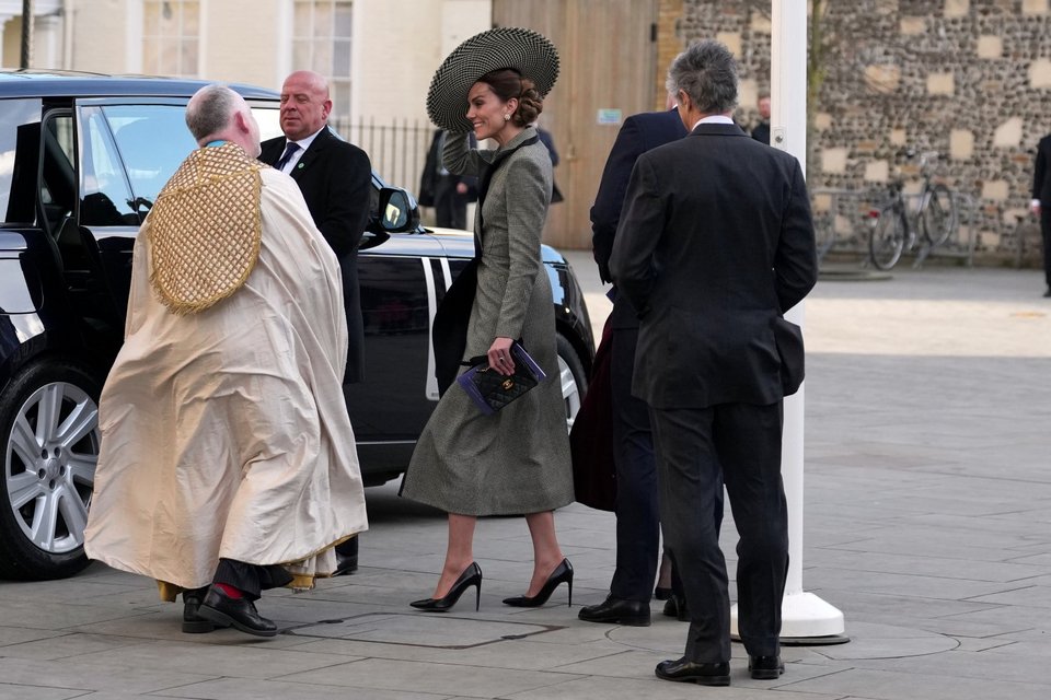 Ο πρίγκιπας Ουίλιαμ και η σύζυγός του, Κέιτ, πριγκίπισσα της Ουαλίας, εκπροσώπησαν τον βασιλιά Κάρολο/ Φωτογραφία: AP / Alastair Grant