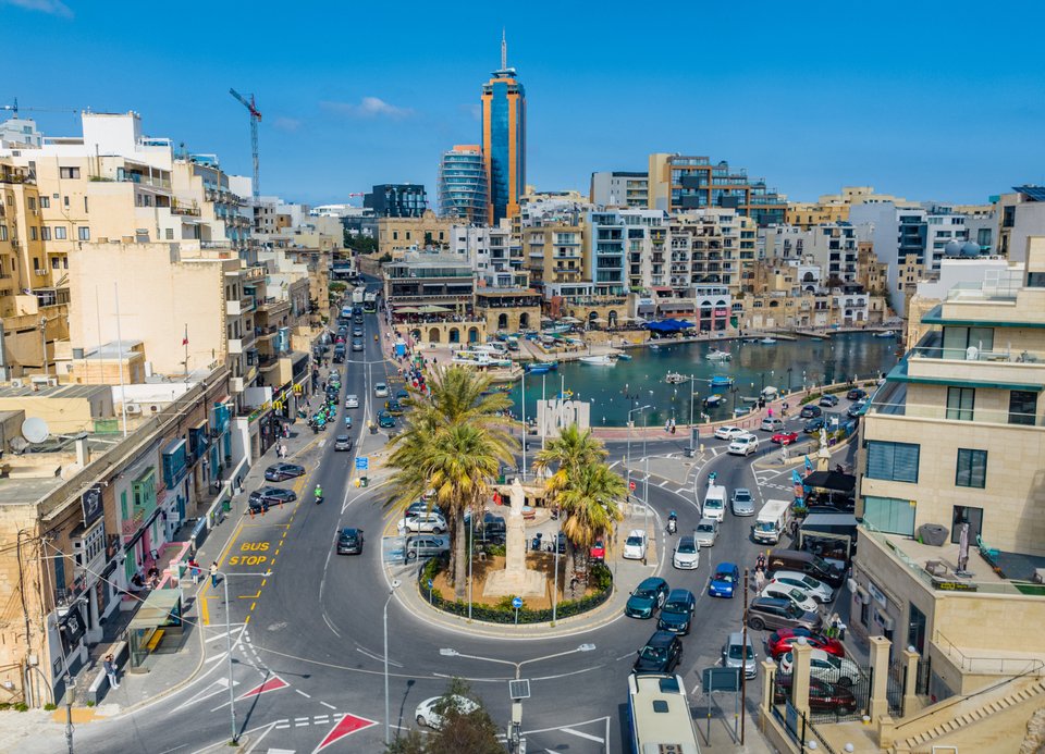 Το σύγχρονο, κοσμοπολίτικο St. Julian's σφύζει από ζωή και κίνηση κάθε ώρα της ημέρας ή της νύχτας – Θα σας θυμίζει το δικό μας Μικρολίμανο (Shutterstock)