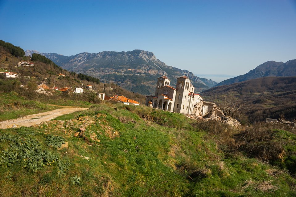 Η κεκλιμένη εκκλησία-αξιοθέατο, στο Ροπωτό Τρικάλων – Φωτογραφία Shutterstock 