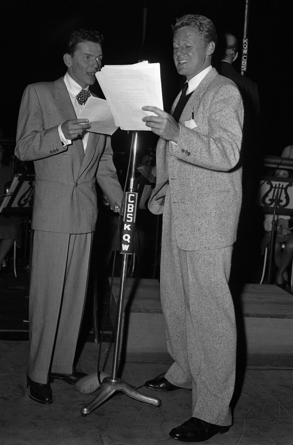 Βαν Τζόνσον και Φρανκ Σινάτρα το 1946 στο στούντιο του CBS Radio / Φωτογραφία: AP 