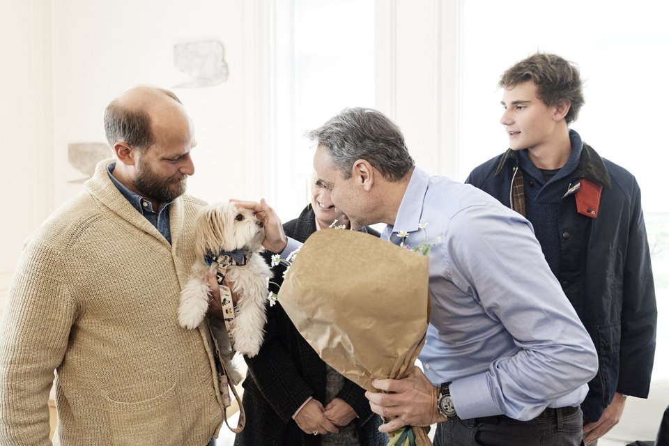 Ο πρωθυπουργός είχε την ευκαιρία να συνομιλήσει με τους επαναπατρισθέντες για τις εμπειρίες τους