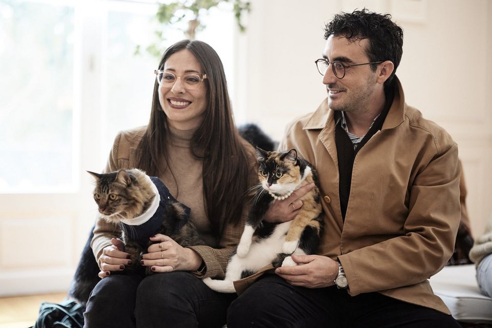 Γάτα με κολιέ πέρλες 