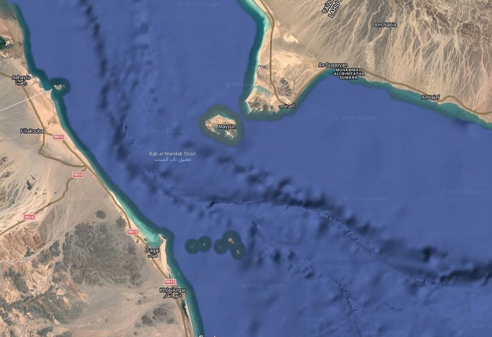 Το Στενό Μπαμπ αλ-Μαντέμπ, με το νησάκι Μαγιούν στο ανατολικό άκρο του / Φωτογραφία: googlemaps
