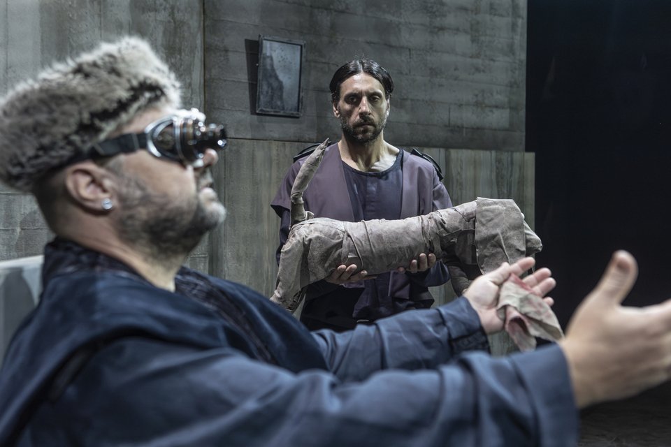 Στο αριστουργηματικό έργο του Samuel Beckett, ο Μάκης Παπαδημητρίου συναντά επί σκηνής τον Γιώργο Χρυσοστόμου, ερμηνεύοντας ένα από τα πιο χαρακτηριστικά ντουέτα του παγκοσμίου θεάτρου. 