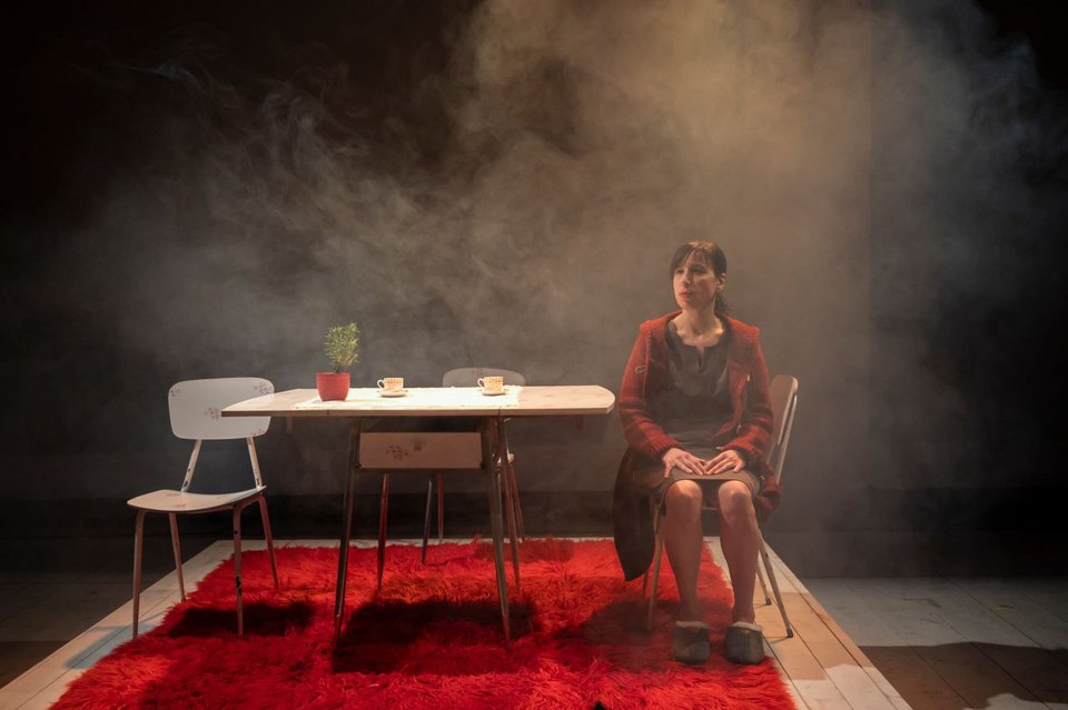 Ενα αιχμηρό και συνάμα χιουμοριστικό σύμπαν γυναικείων αφηγήσεων