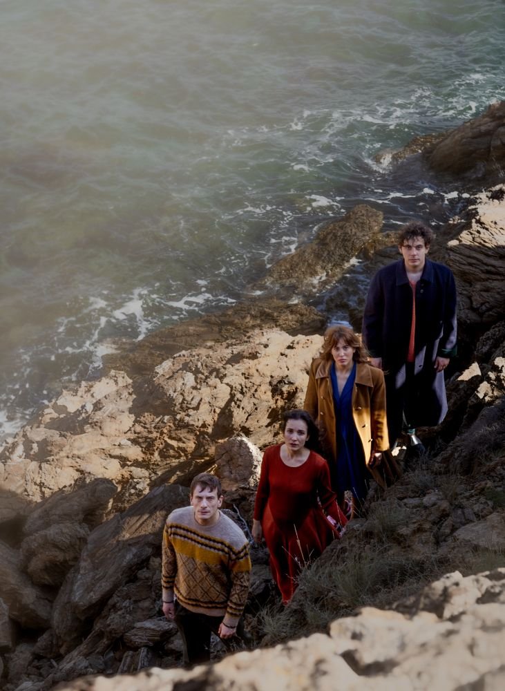 Επί σκηνής θα δούμε τους Αλέξανδρο Βαρδαξόγλου, Aulona Lupa, Φαίδρα Αγγελάκη και Πασέ Κολοφωτιάς