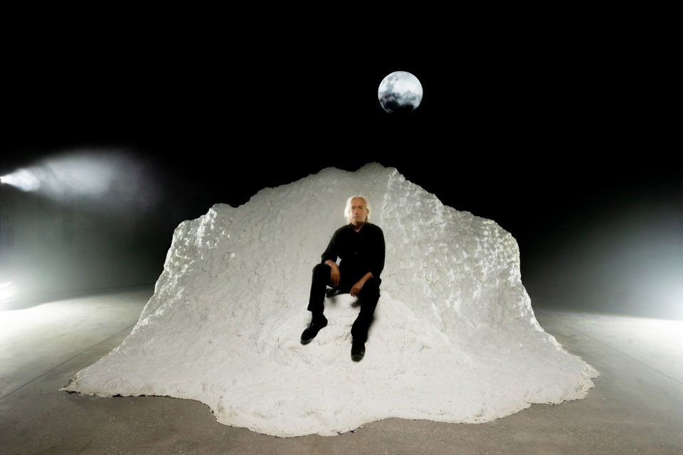 Ο Γιάννης Αγγελάκας καταλαμβάνει και πάλι την Κεντρική Σκηνή της Στέγης του Ιδρύματος Ωνάση με μια νέα παράσταση-εμπειρία