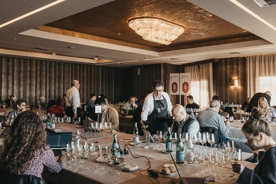 Μία πλειάδα 30 διακεκριμένων προσωπικοτήτων, υπό τον Master of Wine Κωνσταντίνο Λαζαράκη, στην κριτική επιτροπή, δοκίμασε και αξιολόγησε, επί τρεις ημέρες συνολικά 1.045 δείγματα, εκ των οποίων τα 974 κρασιά και τα 71 αποστάγματα