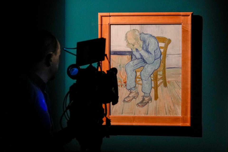«Sorrowing Old Man» (1890) του Ολλανδού ζωγράφου Βίνσεντ βαν Γκογκ στην έκθεση «Van Gogh, αριστουργήματα από το μουσείο Kroller-Muller» στη Ρώμη της Ιταλίας / Φωτογραφία: AP /Andrew Medichini