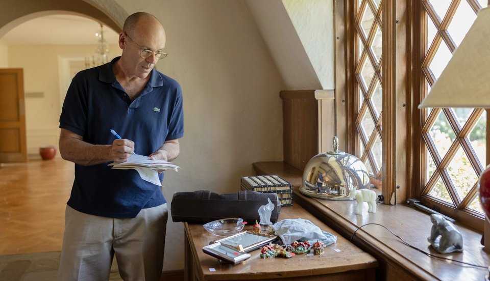 Μια ιδιότυπη αγορά που μέχρι πρόσφατα περνούσε σχεδόν απαρατήρητη γνωρίζει σήμερα έντονη ανάπτυξη στις Ηνωμένες Πολιτείες, καθώς οι πωλήσεις περιουσιακών αντικειμένων από κατοικίες αποκτούν αυξανόμενο ενδιαφέρον, ιδιαίτερα από νεότερες γενιές / SHUTTERSTOCK