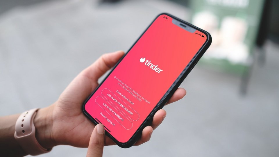 Με μια σειρά νέων λειτουργιών και επενδύσεων στην τεχνητή νοημοσύνη, το Tinder προσπαθεί να επαναπροσεγγίσει τους χρήστες που απομακρύνθηκαν, αλλά και να προσελκύσει μια νεότερη γενιά που αντιμετωπίζει τις εφαρμογές γνωριμιών με αυξανόμενη επιφύλαξη / SHUTTERSTOCK