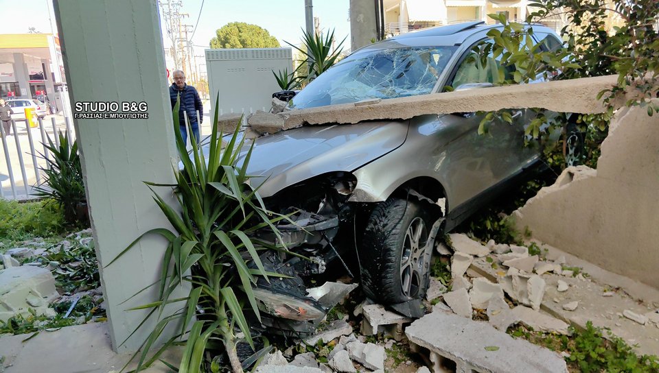 Ναύπλιο: Αυτοκίνητο «καρφώθηκε» σε προαύλιο πολυκατοικίας 