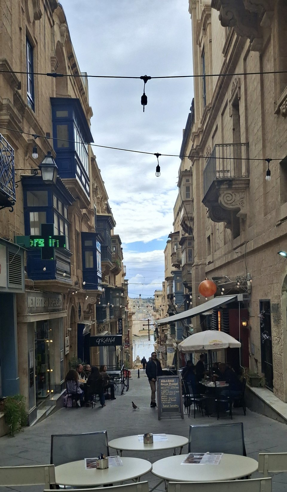 Τυπικό στενό στη Βαλέτα, με θέα προς την προκυμαία και τις «Τρεις Πόλεις», στην απέναντι πλευρά του κόλπου