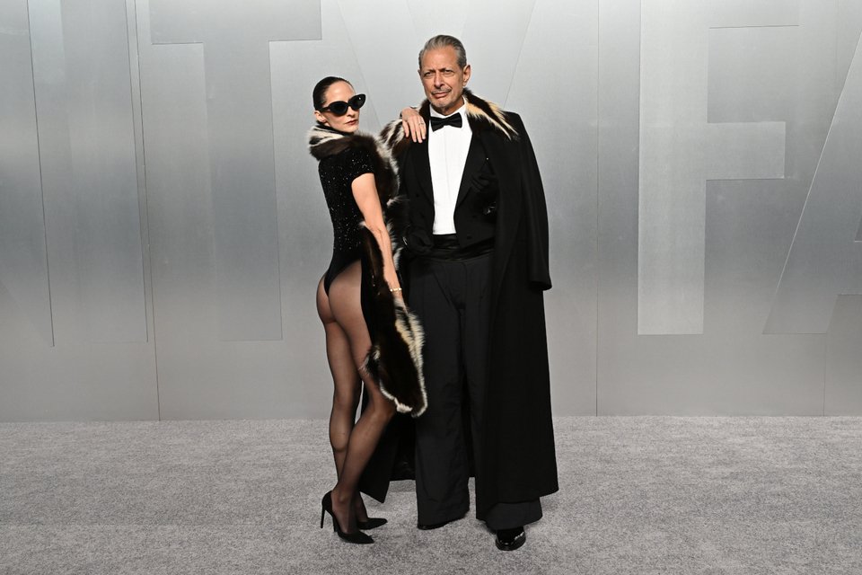 Η Εμιλί Λίβινγκστον φόρεσε μόνο ένα κορμάκι στο πάρτι του «Vanity Fair» 