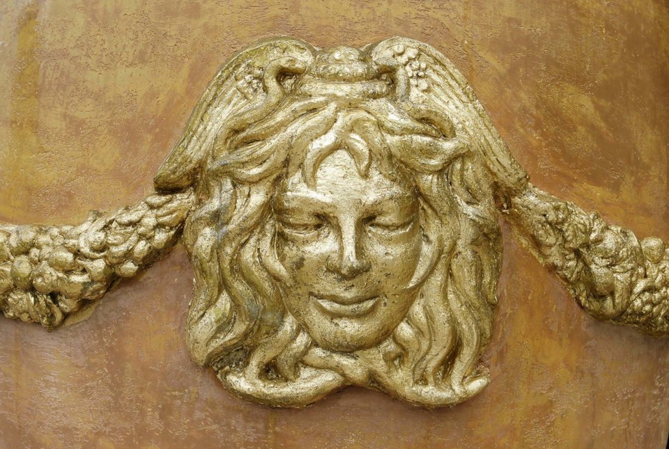 Το λογότυπο του Versace σε ένα από τα βάζα στην είσοδο μιας έπαυλης που ανήκε κάποτε στον Ιταλό σχεδιαστή 