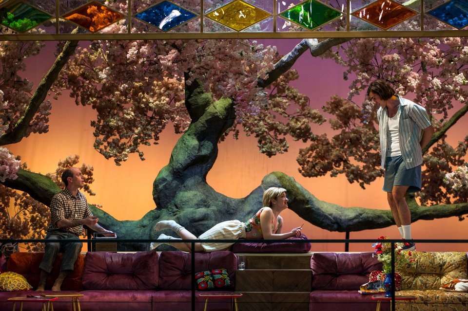 Τα μέλη μιας «ευρύτερης οικογένειας» ξαναβρίσκονται μετά από χρόνια στο γερασμένο πια – και υποθηκευμένο – σπίτι τους