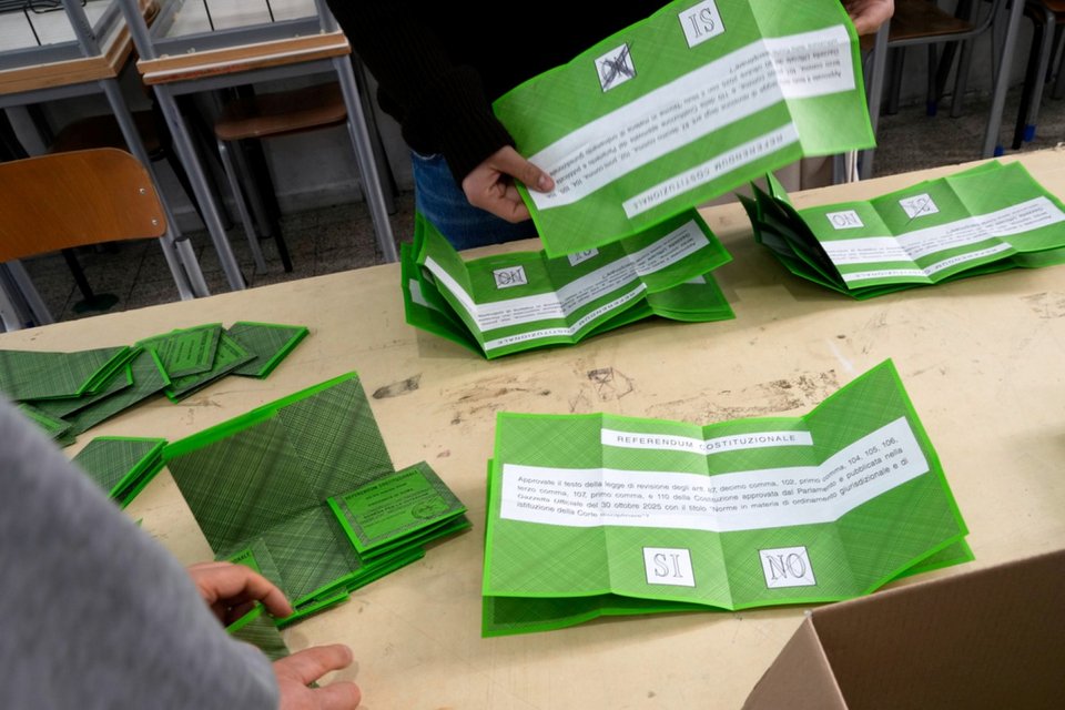Τα ψηφοδέλτια καταμετρώνται σε εκλογικό τμήμα στο τέλος της ψηφοφορίας για το δημοψήφισμα σχετικά με τη μεταρρύθμιση της δικαιοσύνης στη Ρώμη / Φωτογραφία: AP /Gregorio Borgia 