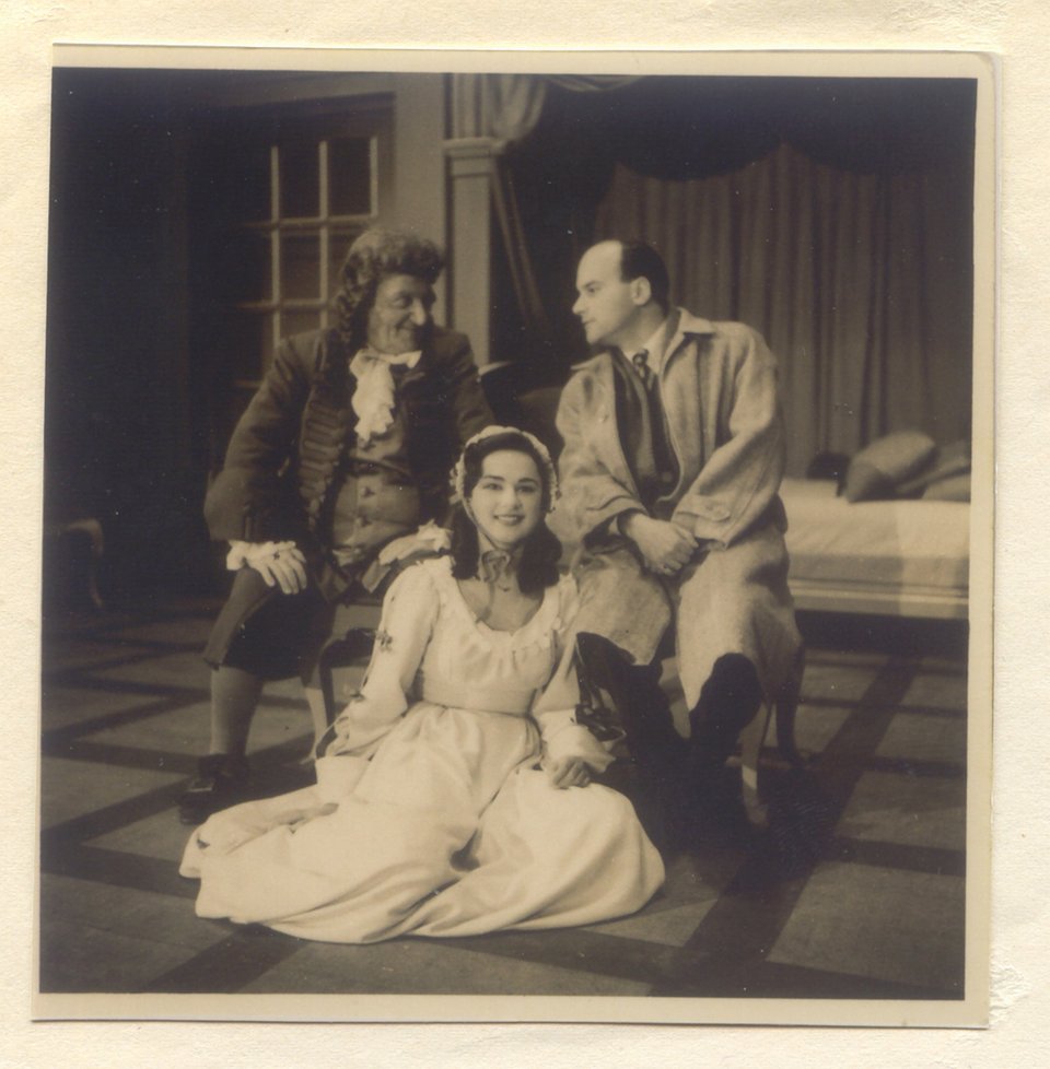 Από τα τέλη Μαΐου, το ιστορικό Δημοτικό Θέατρο Πειραιά θα φιλοξενεί μόνιμα το καμαρίνι της εθνικής μας σταρ με το κοστούμι της από την «Εύθυμη Χήρα», προσωπικά αντικείμενα, χειρόγραφα και σπάνιες φωτογραφίες 