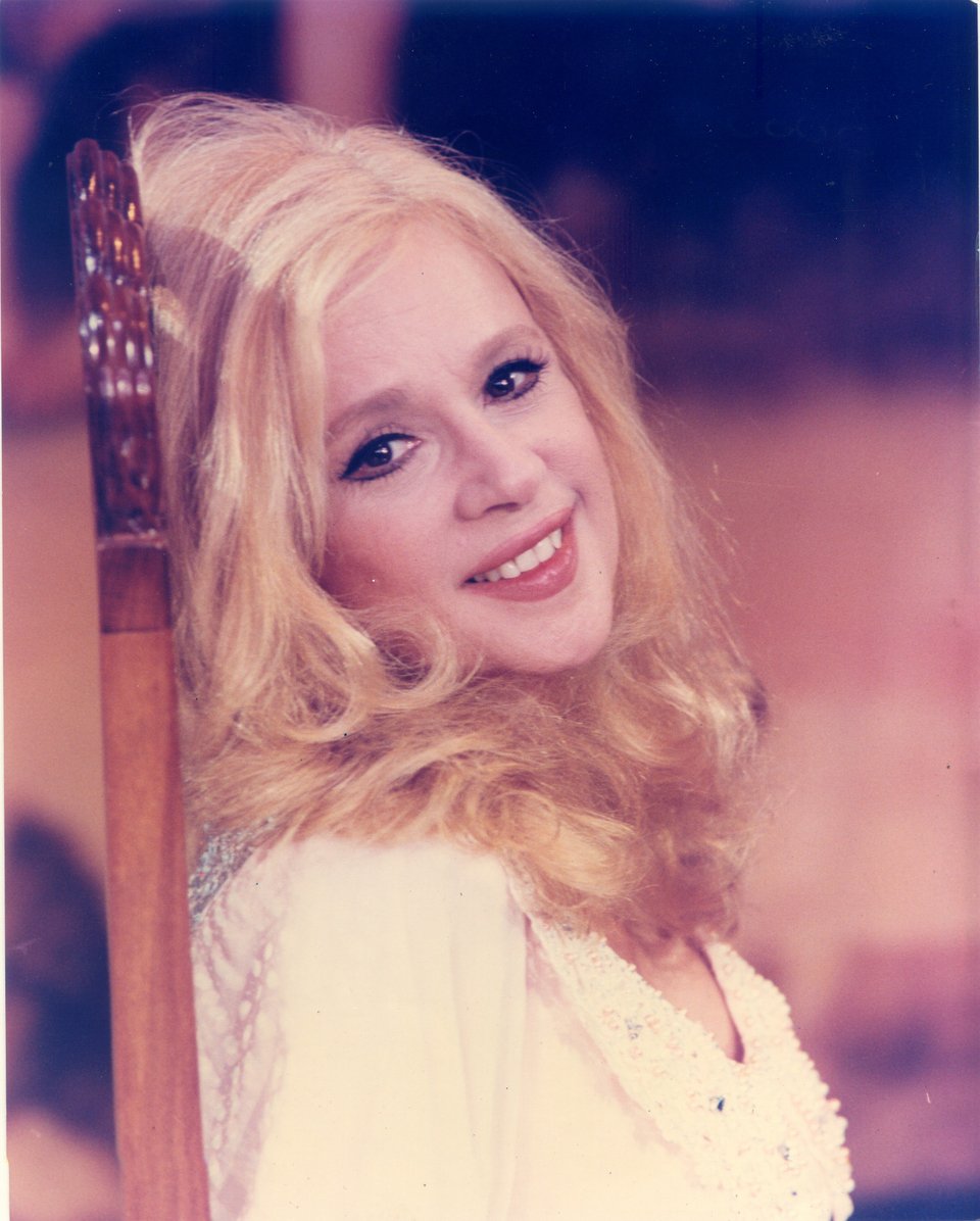 Η Αλίκη Βουγιουκλάκη «επιστρέφει» μόνιμα στο Δημοτικό Θέατρο Πειραιά με το προσωπικό της καμαρίνι