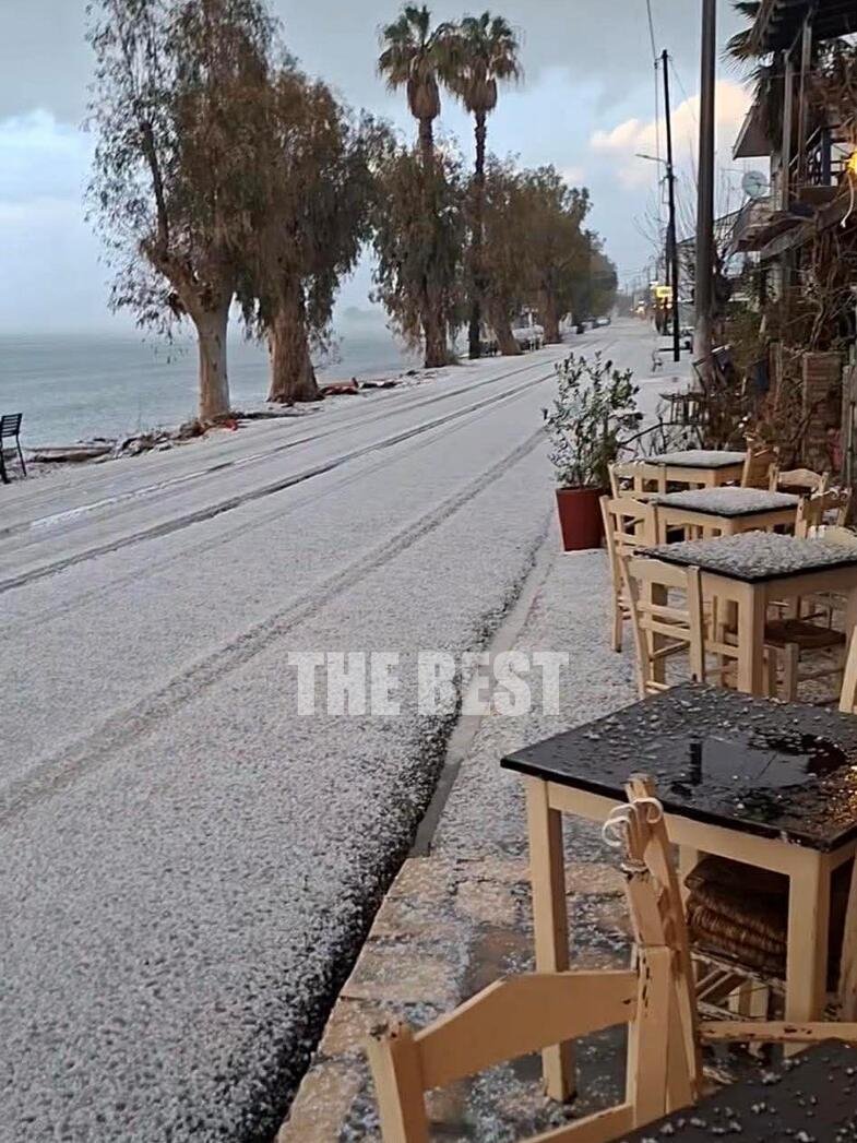 Η παραλία στα Βραχνέικα άσπρη, από την έντονη χαλαζόπτωση / Φωτογραφία: thebest.gr