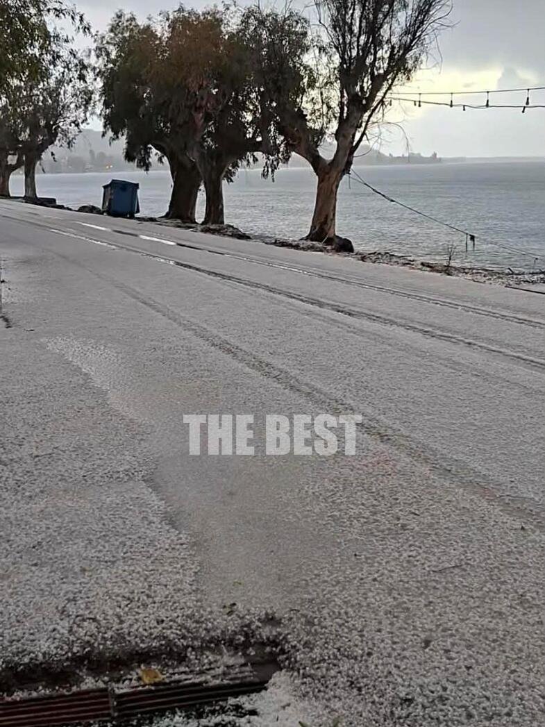 Η παραλία στα Βραχνέικα άσπρη, από την έντονη χαλαζόπτωση / Φωτογραφία: thebest.gr