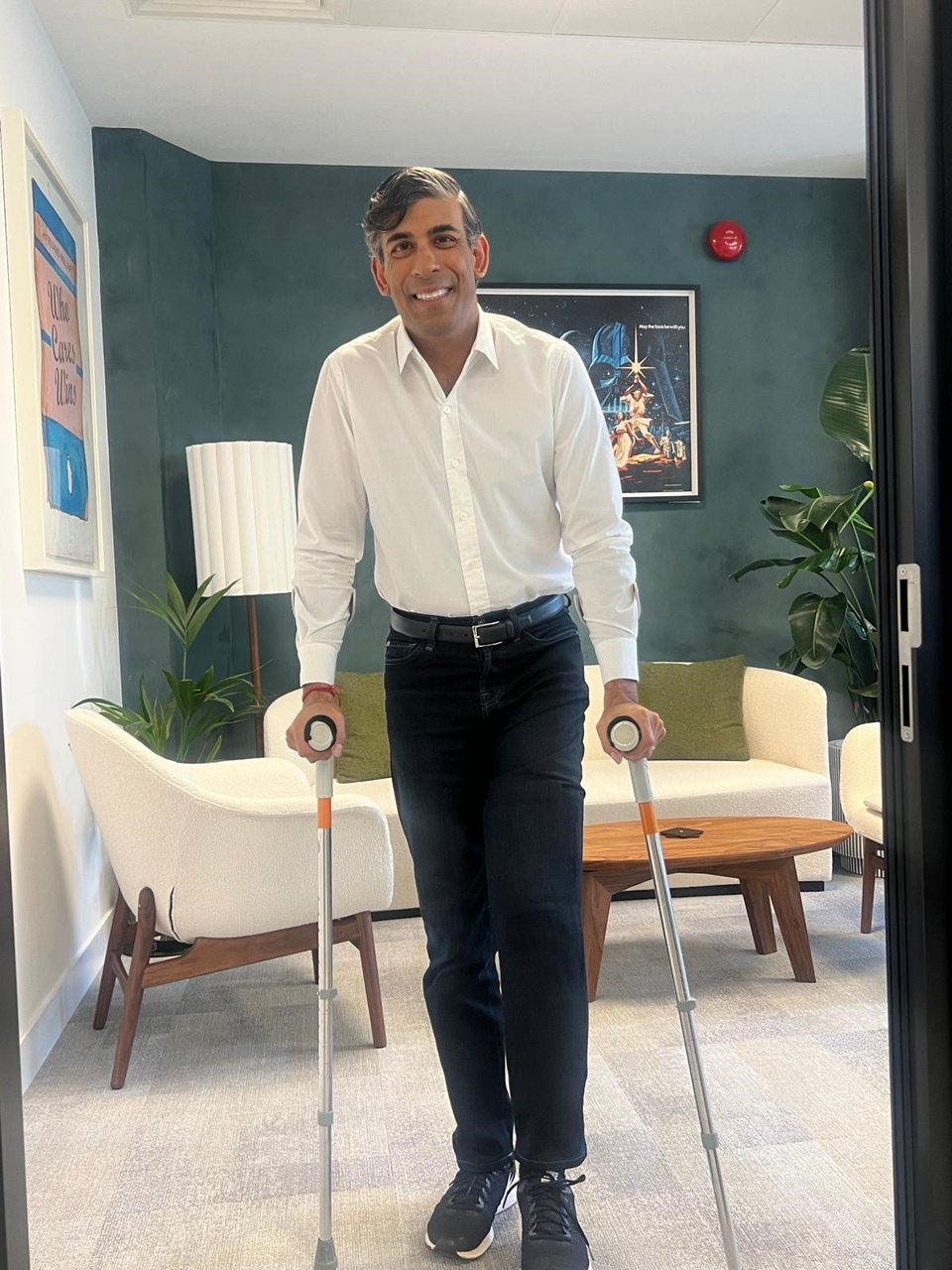 Ο πρώην Βρετανός πρωθυπουργός Ρίσι Σούνακ με πατερίτσες 