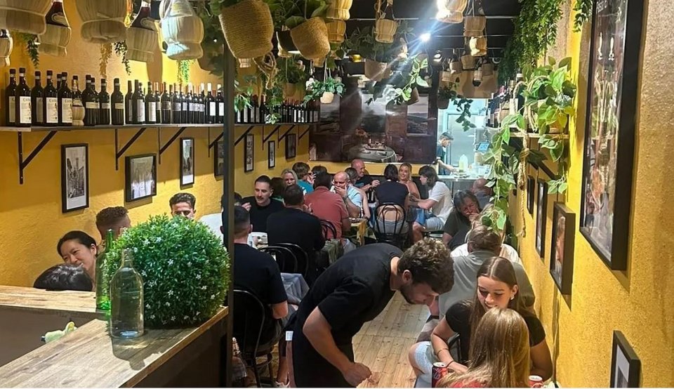  Χαρακτηριστική ατμόσφαιρα τρατορίας και αυθεντικές ιταλικές γεύσεις στα πάντα γεμάτα εστιατόρια Il Toscano 