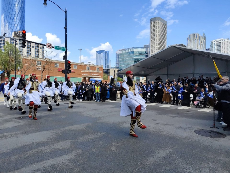 Οι Εύζωνες της Προεδρικής Φρουράς παρελαύνουν στο Greektown στο Σικάγο