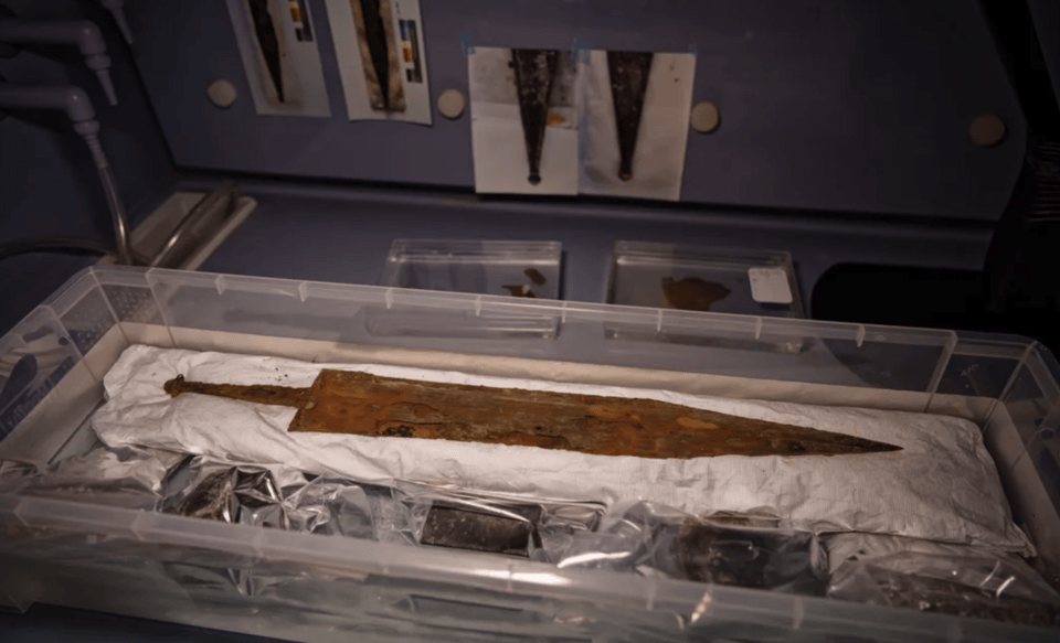 Ενα από τα σπαθιά που βρέθηκαν σε θήκη