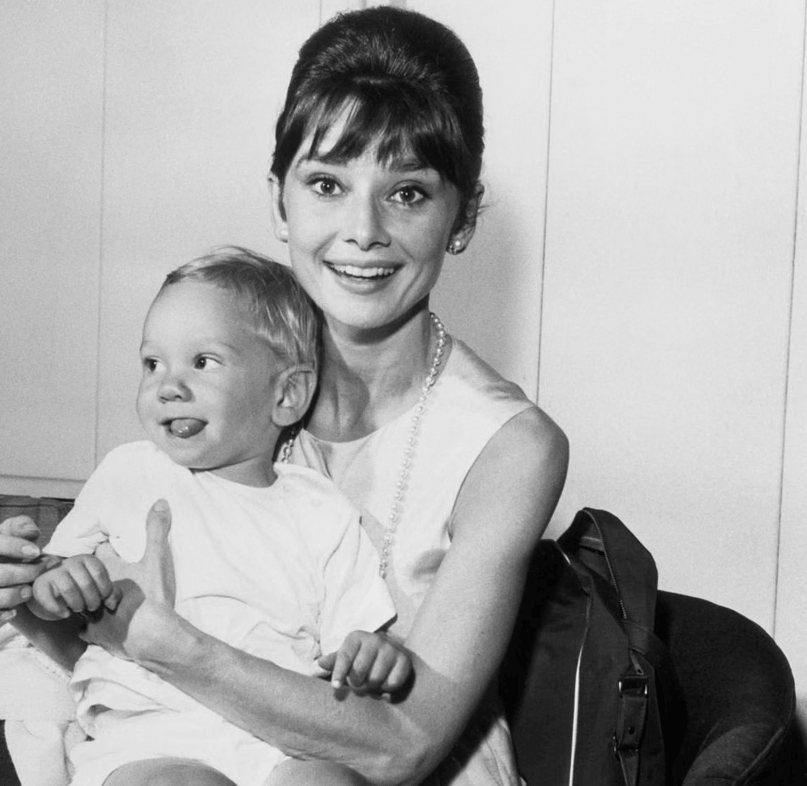 Ο Σον, μέσα από τη βιογραφία «Intimate Audrey», που συνυπογράφει με τη δημοσιογράφο Γουέντι Χόλντεν, επιχειρεί να δει τον άνθρωπο και τη γυναίκα πίσω από τον σινεφίλ μύθο / INTIMATE AUDREY