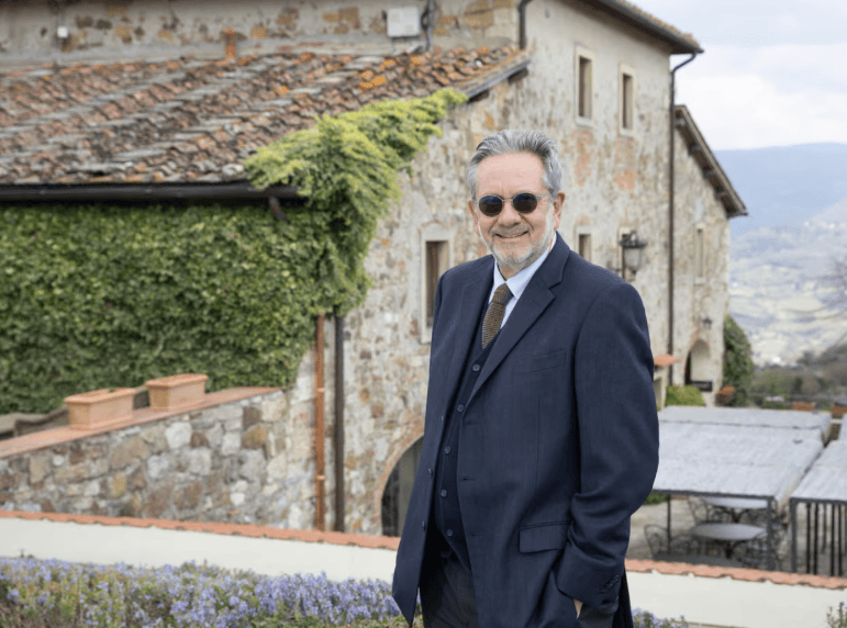 Για τον ίδιο, η ζωή της μητέρας του δεν μπορεί να αποκοπεί από δύο καθοριστικούς άξονες: τον πόλεμο και την προσωπική της ανθεκτικότητα. «Η ζωή της αρχίζει με πόλεμο και τελειώνει με πόλεμο», σημειώνει χαρακτηριστικά / INTIMATE AUDREY