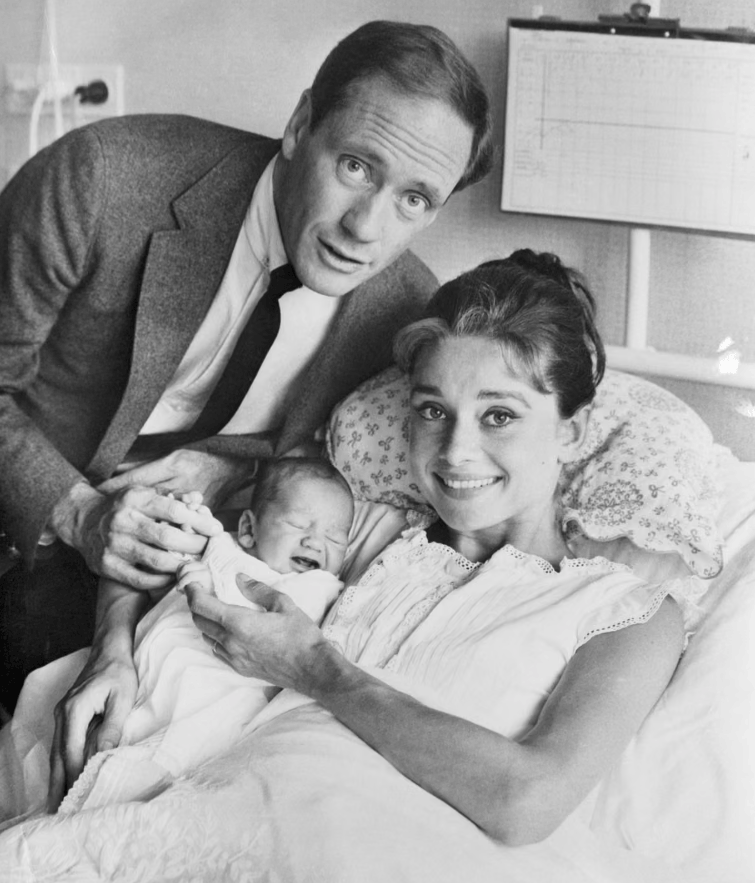 «Ήθελα να δείξω τι συνέβαινε πίσω από τη σκηνή», εξηγεί, δίνοντας έμφαση όχι στις εμφανίσεις υψηλής ραπτικής αλλά στα οικογενειακά δείπνα και τις καθημερινές στιγμές / INTIMATE AUDREY 