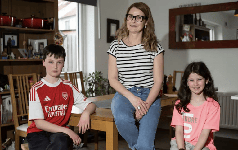 «Δεν θα άφηνες ποτέ ένα παιδί εννέα ετών μόνο του σε ένα δωμάτιο γεμάτο αγνώστους όλη τη νύχτα», λέει η μητέρα δύο παιδιών Nicky Harte. «Αυτό ακριβώς κάνεις όταν του δίνεις ένα smartphone» / FACEBOOK