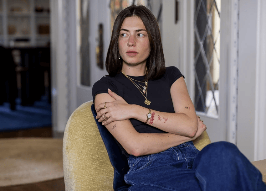 Η υπόθεση - την οποία έφερε στο φως ένα ρεπορτάζ της Wall Street Journal -  άρχισε να ξετυλίγεται τον Ιούνιο του 2024, όταν η 25χρονη influencer Βικτόρια Πάρις έλαβε ένα μήνυμα από τον ιδιοκτήτη του σπιτιού της στο Λος Άντζελες / FACEBOOK