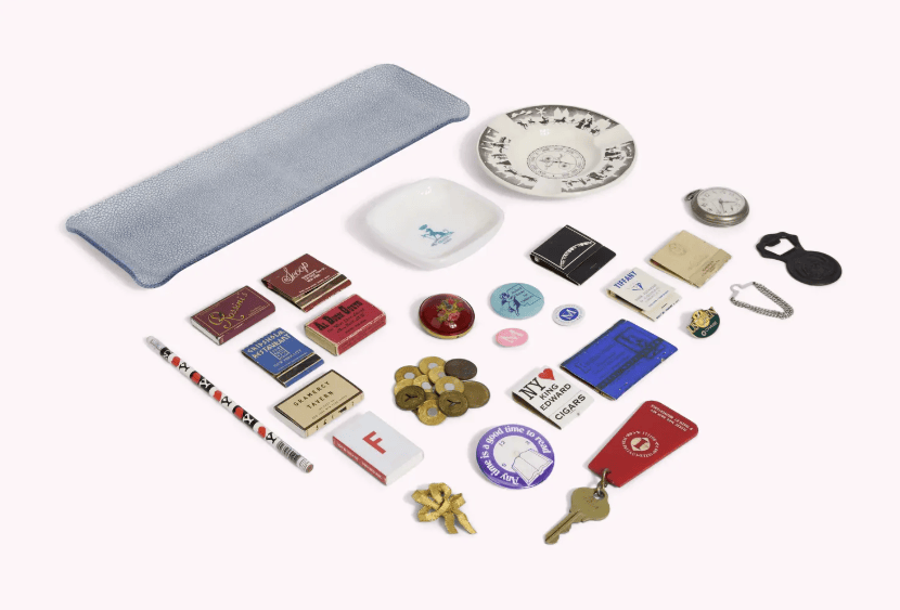 Η αυλαία για την Κάρι Μπράντσο μπορεί να έπεσε, όμως ο κόσμος της επιστρέφει μέσα από μια δημοπρασία που μετατρέπει όλη την τηλεοπτική μυθολογία του «Sex and The City» σε συλλεκτικό αντικείμενο / JULIEN'S AUCTIONS