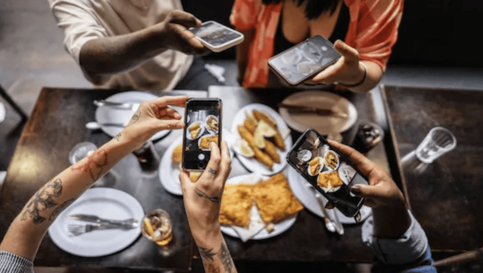 Έτσι, όλο και περισσότερα μπαρ και εστιατόρια υιοθετούν πολιτικές εισόδου «χωρίς κινητά», επιχειρώντας να επαναφέρουν την προσοχή στην ανθρώπινη επαφή και την άμεση εμπειρία / ISTOCK