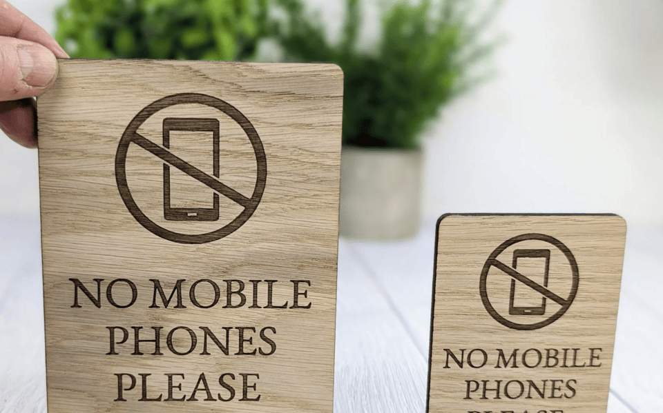 Καθώς όλο και περισσότεροι από εμάς γινόμαστε εξαρτημένοι από τα smartphones μας, κάποια εστιατόρια, μπαρ και παμπ αρχίζουν να παίρνουν θέση, προσπαθώντας να περιορίσουν τους περισπασμούς και να μας κάνουν να αποσυνδεθούμε από την τεχνολογία, τουλάχιστον για όσο βρισκόμαστε στους χώρους τους / ΑLAMY