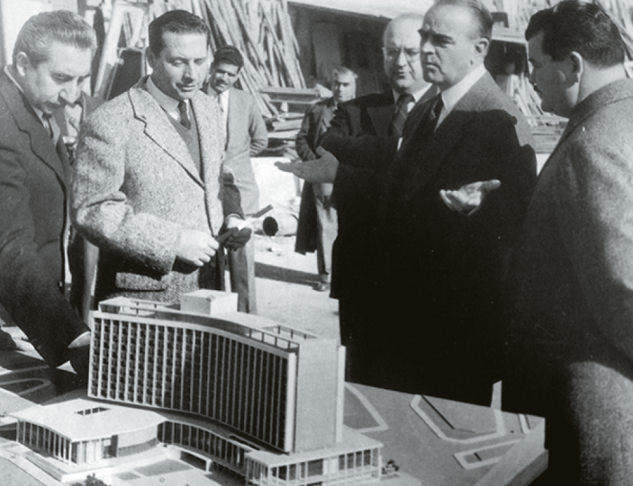 Ο Καραμανλής κοιτώντας τις πρώτες μακέτες, το 1959 / HILTON ATHENS ARCHIVES 