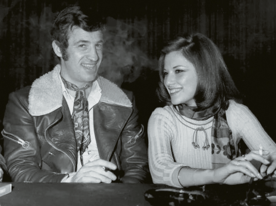 Ο Μπελμοντό και η παρέα του στο Galaxy Bar / HILTON ATHENS ARCHIVES 