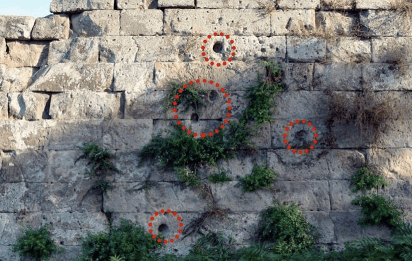 Τα ίχνη αυτών των όπλων είναι ακόμη ορατά στα τείχη, με χαρακτηριστικά κυκλικά βαθουλώματα που προκλήθηκαν από την πρόσκρουση σφαιρικών λίθων / FACEBOOK