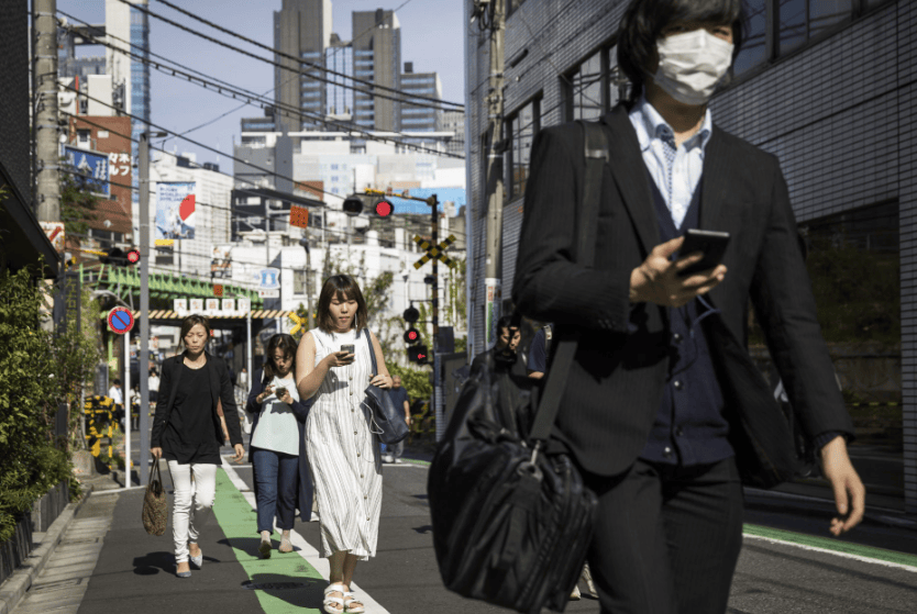Γι' αυτό λοιπόν και η περιφέρεια του Κότσι ανακοίνωσε ένα μέτρο που συνδυάζει την τεχνολογία με τη δημόσια πολιτική: οικονομική επιδότηση για τη χρήση εφαρμογών γνωριμιών από νέους πολίτες, σε μια προσπάθεια να αυξηθούν οι πιθανότητες σύναψης σχέσεων και, κατ’ επέκταση, γάμων και γεννήσεων / ALAMY