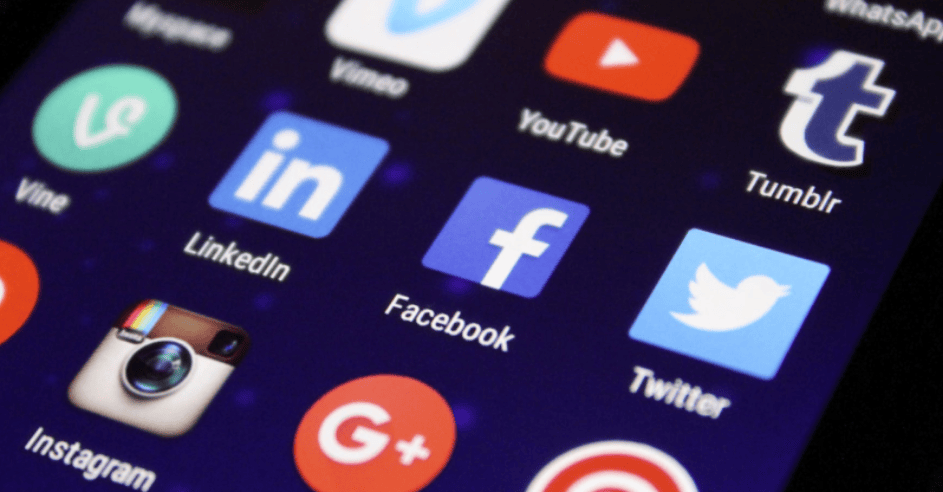 Η συζήτηση γύρω από το λεγόμενο «logging off» - την εκούσια αποσύνδεση από τα social media - ενισχύεται ιδιαίτερα ανάμεσα στις νεότερες γενιές, που μεγαλώνουν σε ένα περιβάλλον συνεχούς ψηφιακής παρουσίας / ALAMY