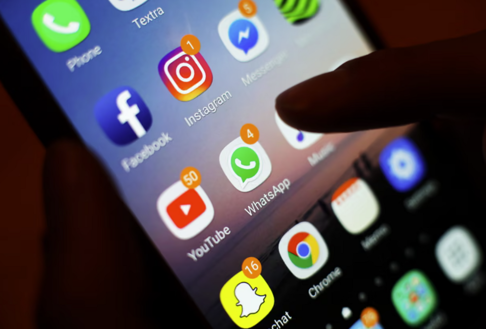 Για πολλούς, η online ύπαρξη δεν αποτελεί επιλογή αλλά κανονικότητα, ενσωματωμένη στην εργασία, την κοινωνική ζωή και την ψυχαγωγία / UNSPLASH