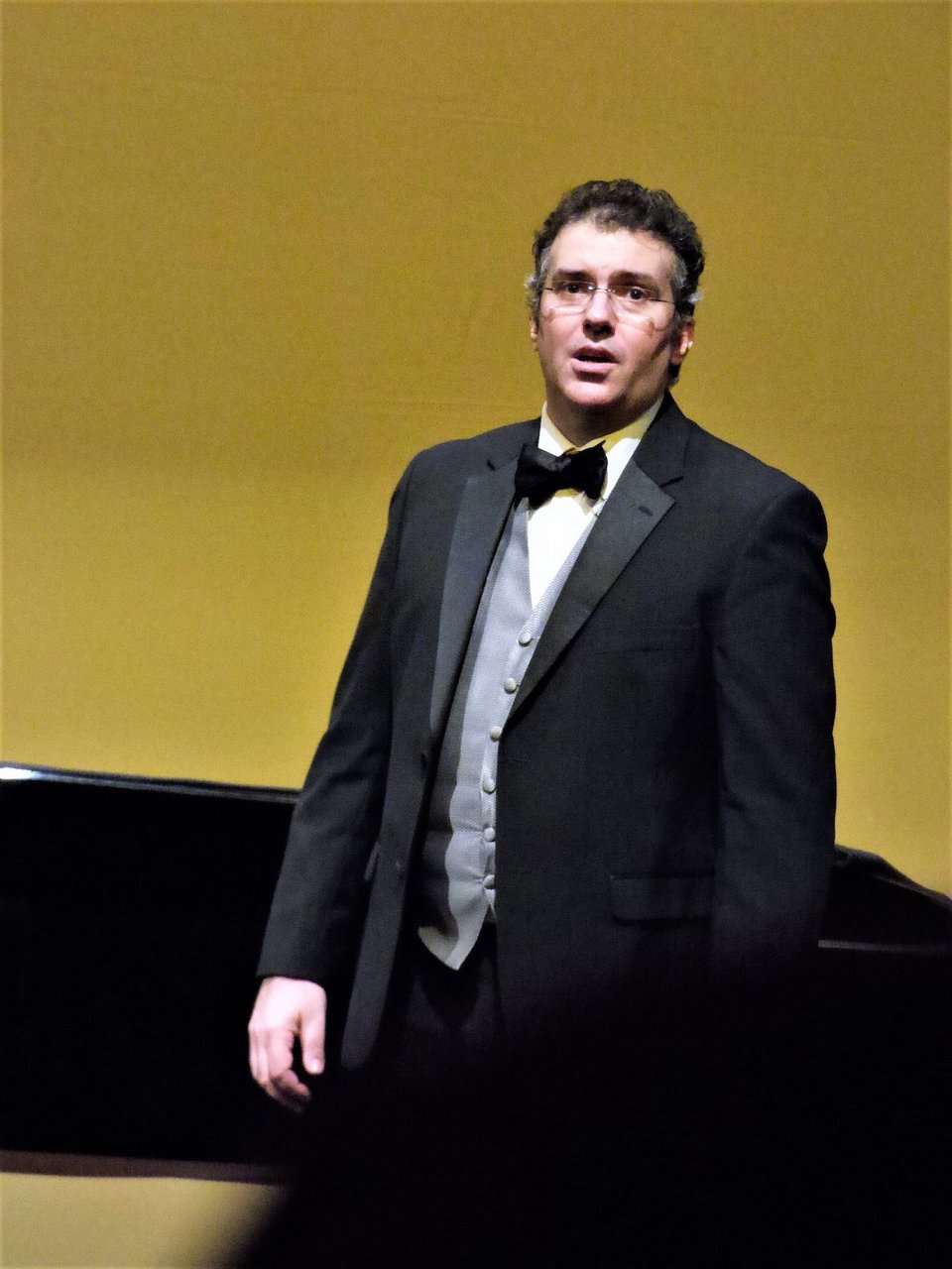 Ερμηνεία Φίλιππος Μοδινός (τενόρος), με τη συνοδεία χορωδίας και του Κουαρτέτου Αθηνών