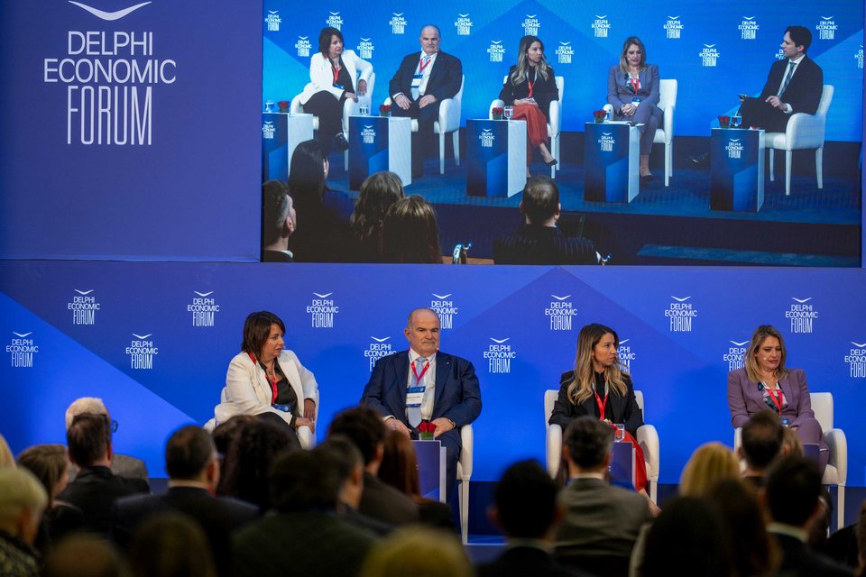 Από αριστερά: Μαρία Πατακιούτη, Διευθύντρια Ανθρώπων και Κουλτούρας, Παπαστράτος &amp; Southeast Europe of Philip Morris International - Γιώργος Καββαθάς, Πρόεδρος Γενικής Συνομοσπονδίας Επαγγελματιών Βιοτεχνών Εμπόρων Ελλάδας (ΓΣΕΒΕΕ) - Μαρία Βερούχη, Διευθύνουσα Σύμβουλος, Edenred, Ελλάδα - Άννα Ευθυμίου, Υφυπουργός Εργασίας και Κοινωνικής Ασφάλισης - Παύλος Πανταζόπουλος, Παρουσιαστής Ειδήσεων, Naftemporiki TV